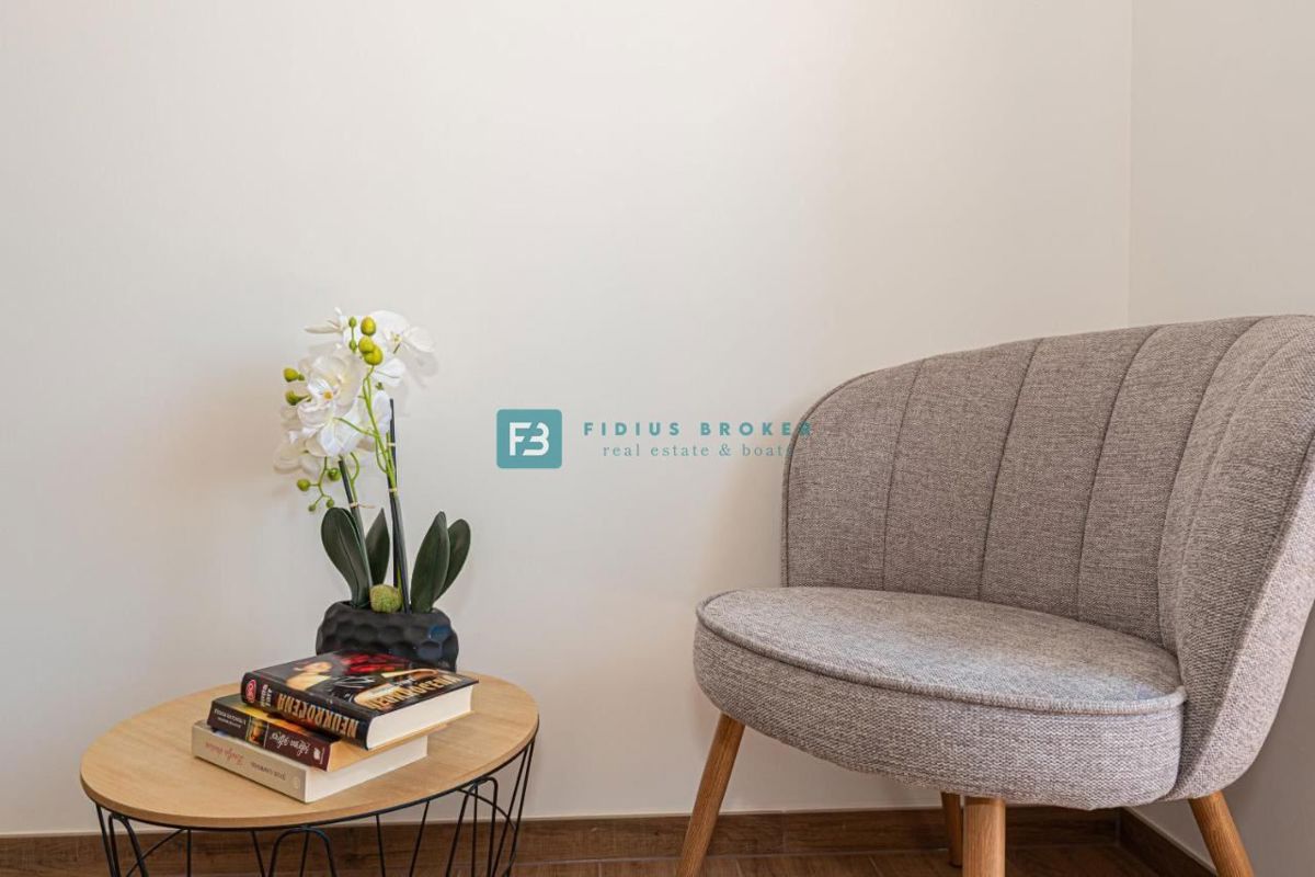 VODICE, nova, moderno opremljena hiša, bazen, 4 spalnice