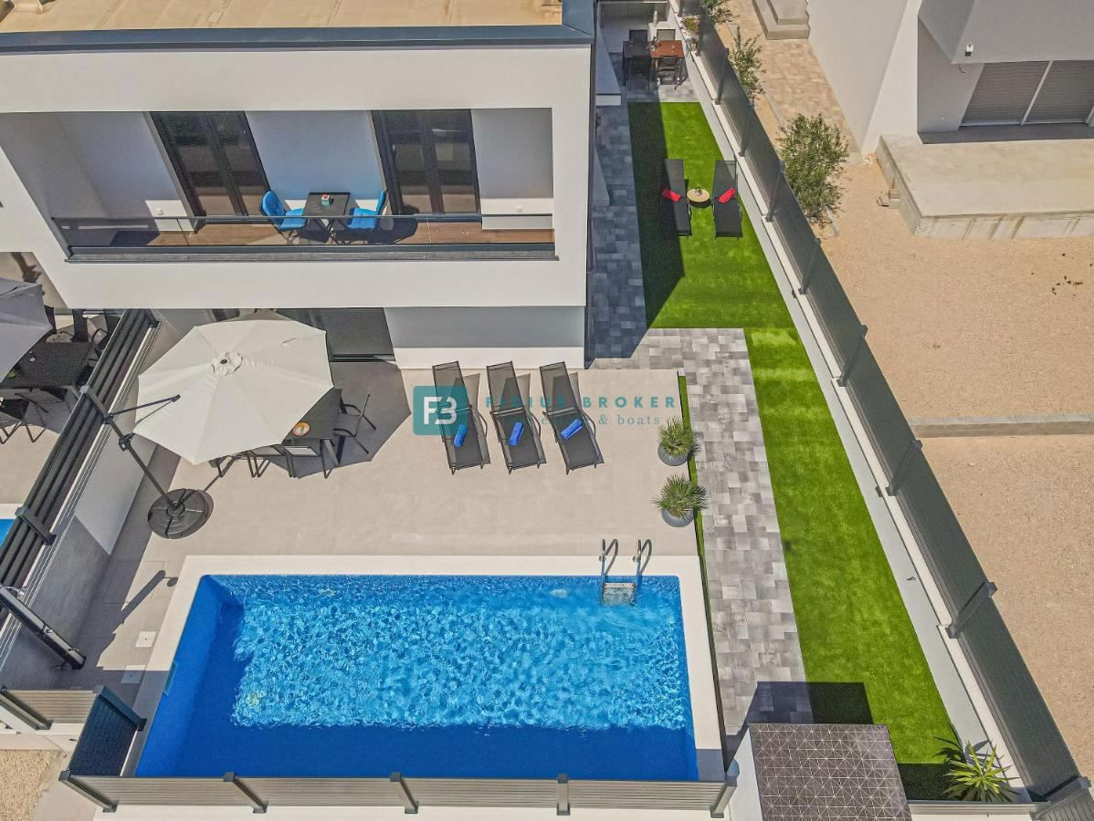 VODICE, nova, moderno opremljena hiša, bazen, 4 spalnice