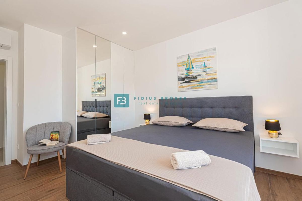 VODICE, nova, moderno opremljena hiša, bazen, 4 spalnice