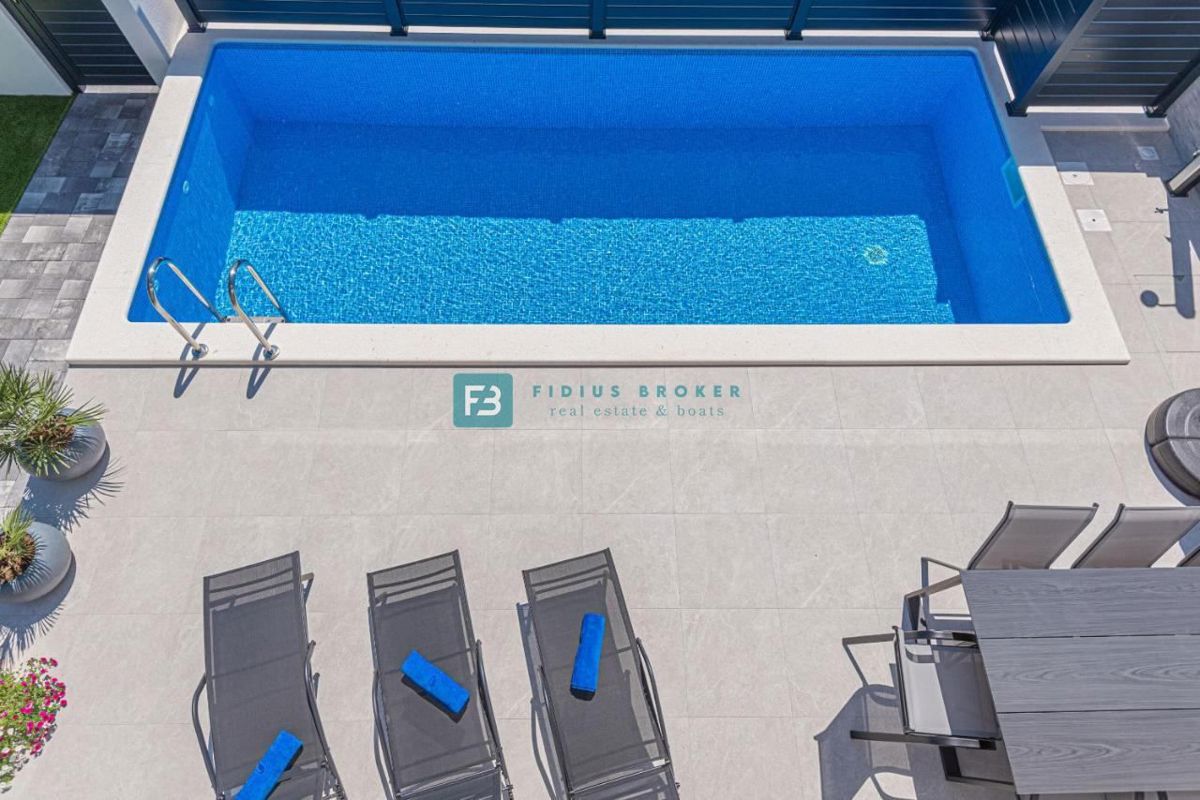 VODICE, nova, moderno opremljena hiša, bazen, 4 spalnice