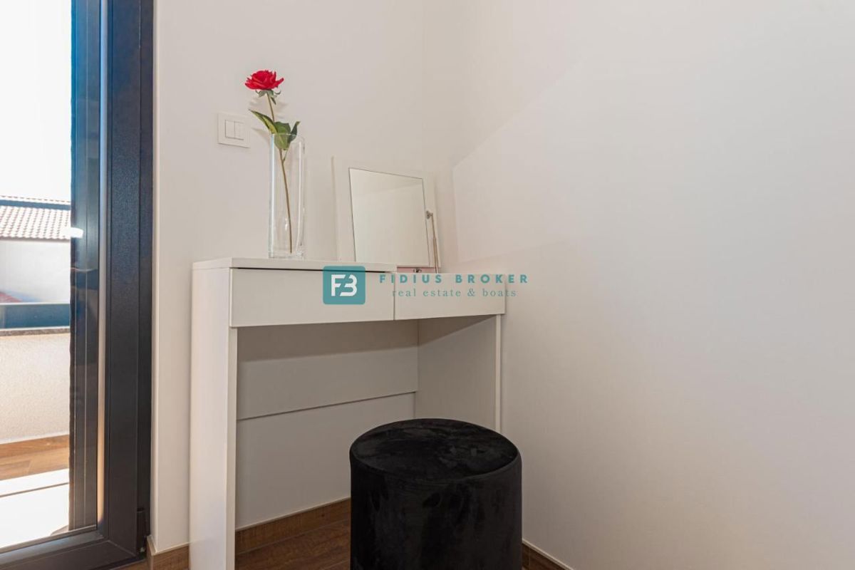 VODICE, nova, moderno opremljena hiša, bazen, 4 spalnice