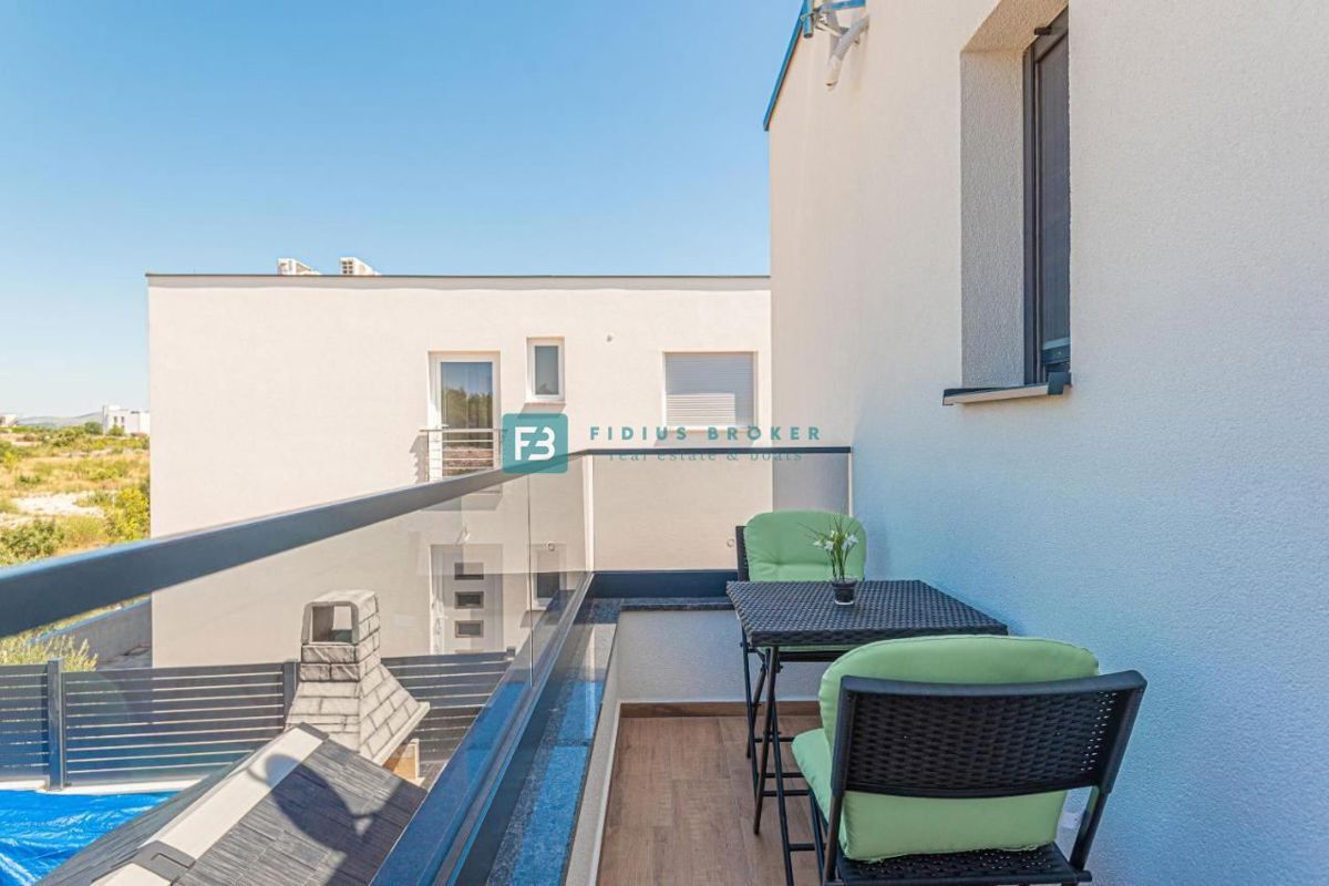 VODICE, nova, moderno opremljena hiša, bazen, 4 spalnice