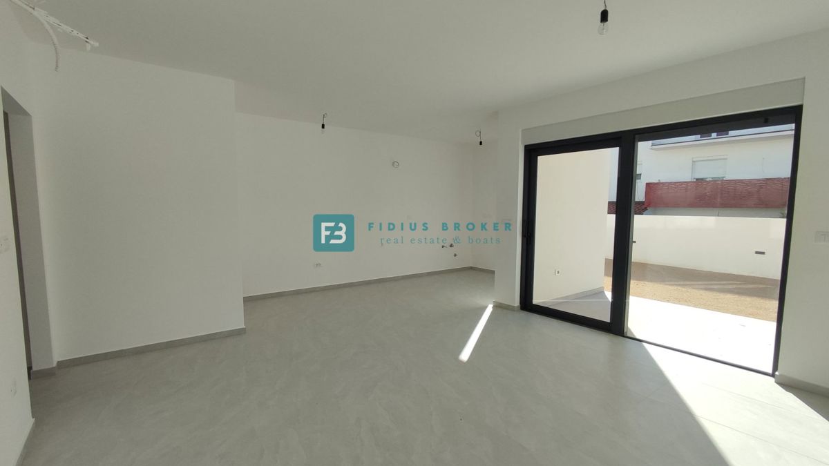 VODICE, novogradnja, dvoetažno stanovanje, vrt 98 m2
