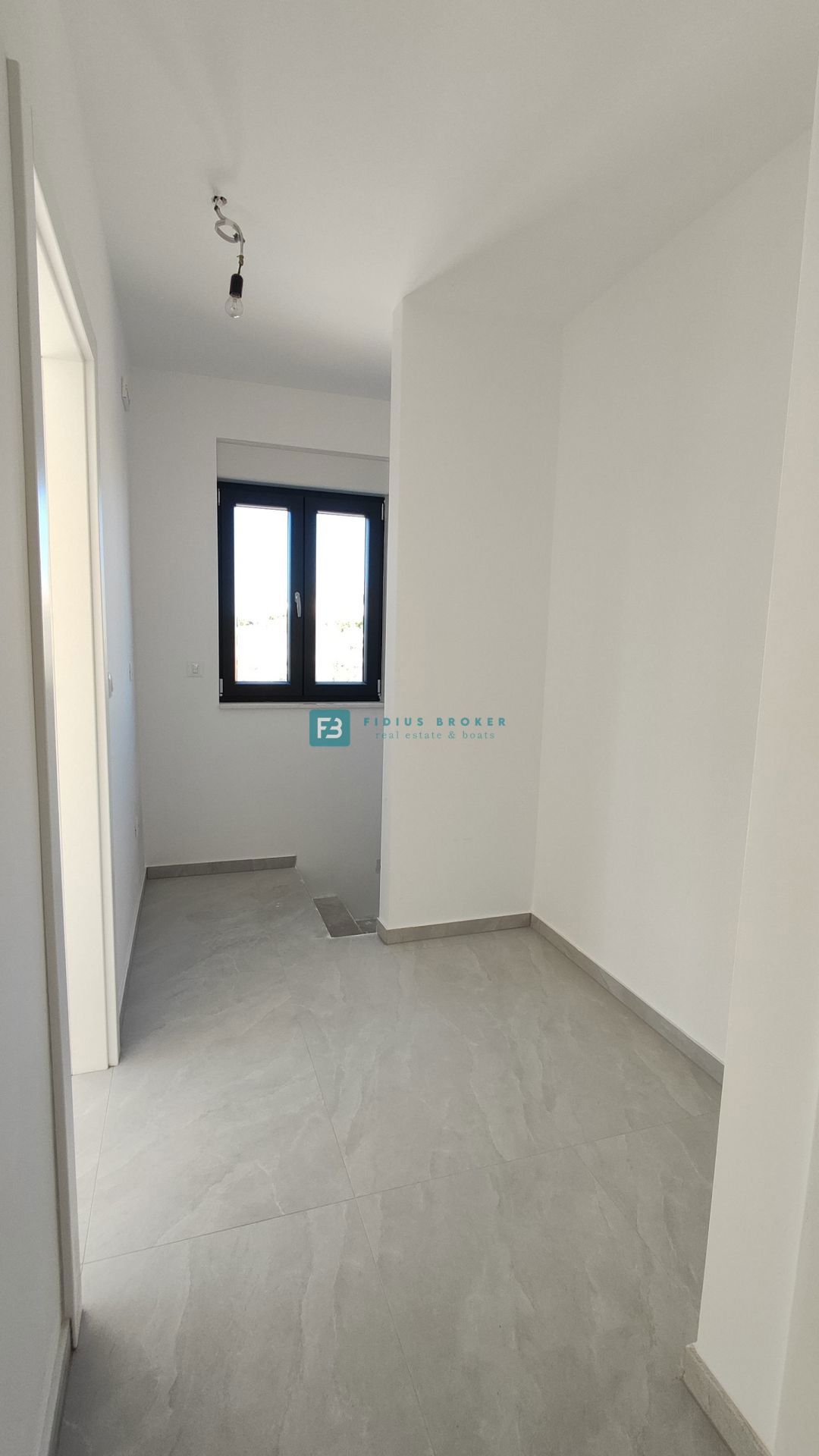 VODICE, novogradnja, dvoetažno stanovanje, vrt 98 m2