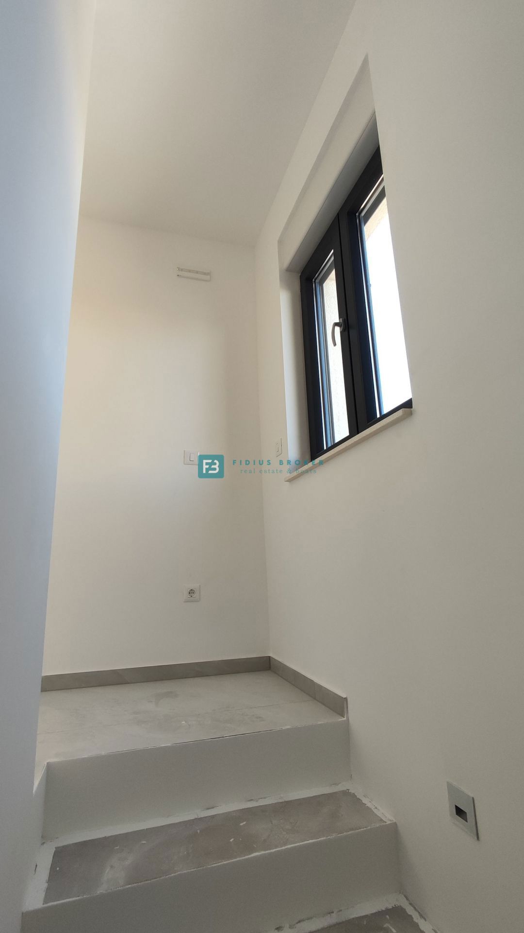 VODICE, novogradnja, dvoetažno stanovanje, vrt 98 m2