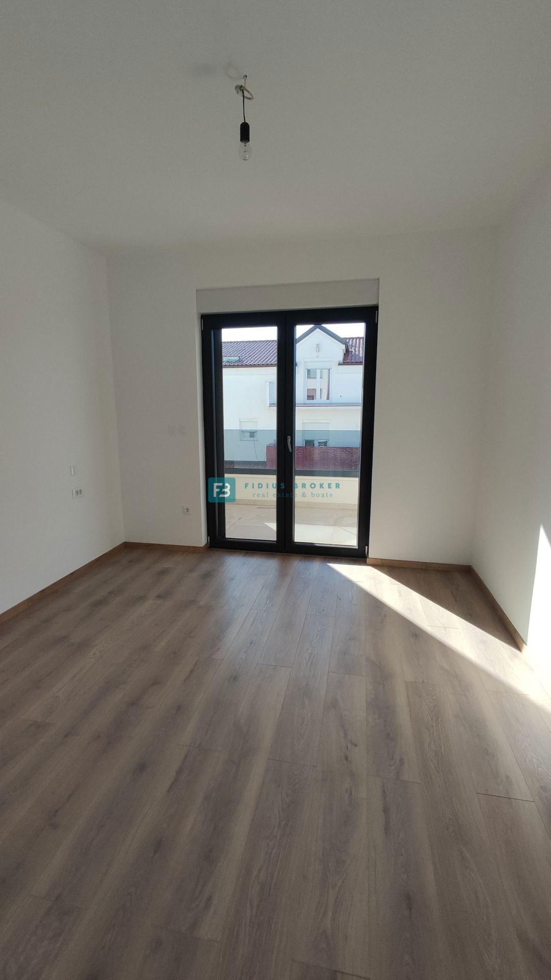 VODICE, novogradnja, dvoetažno stanovanje, vrt 98 m2