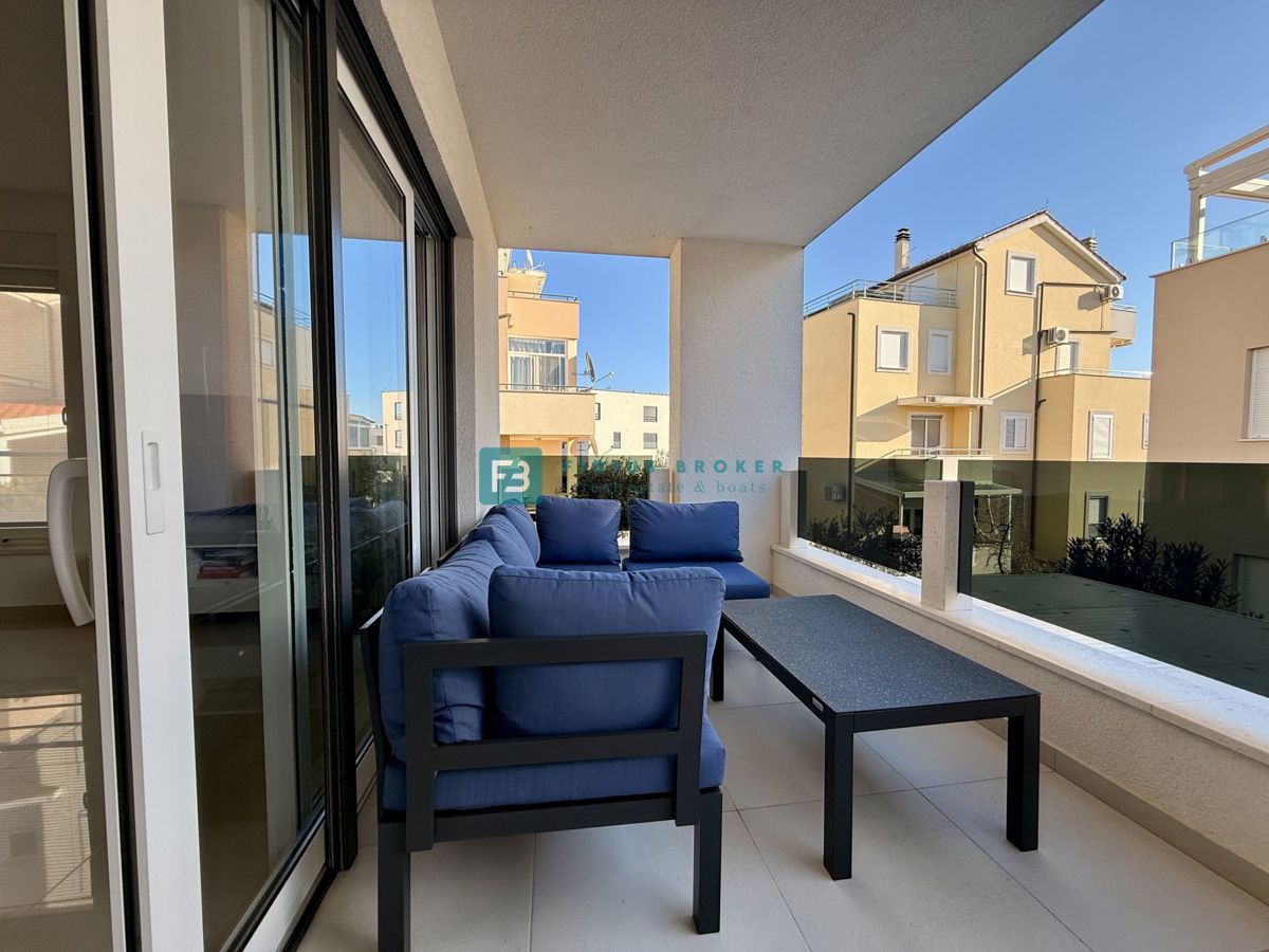 VODICE, novo, moderno opremljeno stanovanje, 600 m do plaže, shramba