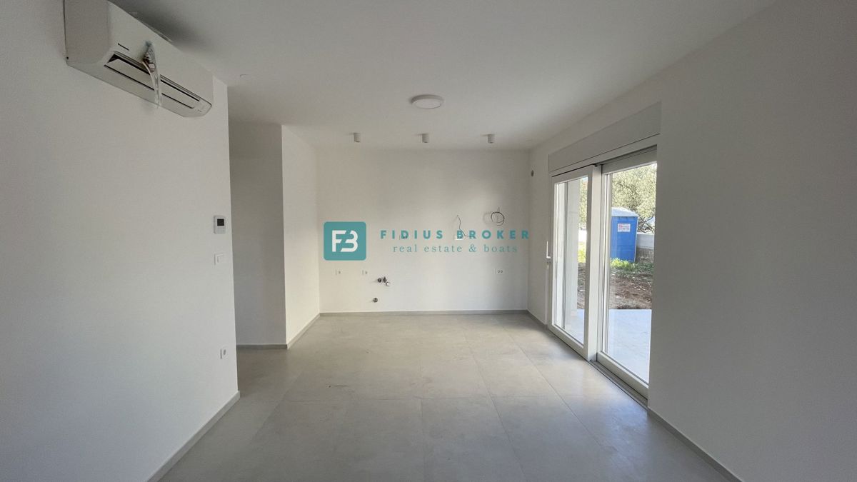 VODICE, novogradnja, pritličje, vrt, 650 m do plaže