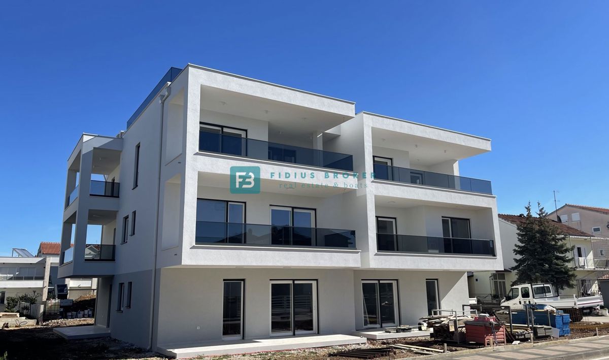 VODICE, novogradnja, pritličje, vrt, 650 m do plaže