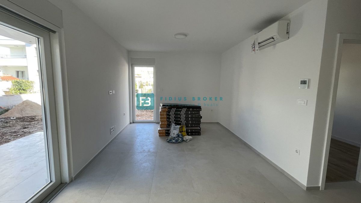 VODICE, novogradnja, pritličje, vrt, 650 m do plaže