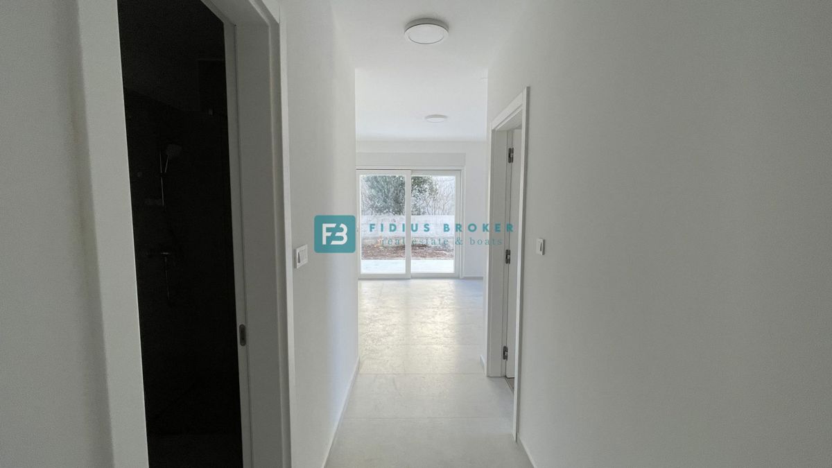 VODICE, novogradnja, pritličje, vrt, 650 m do plaže