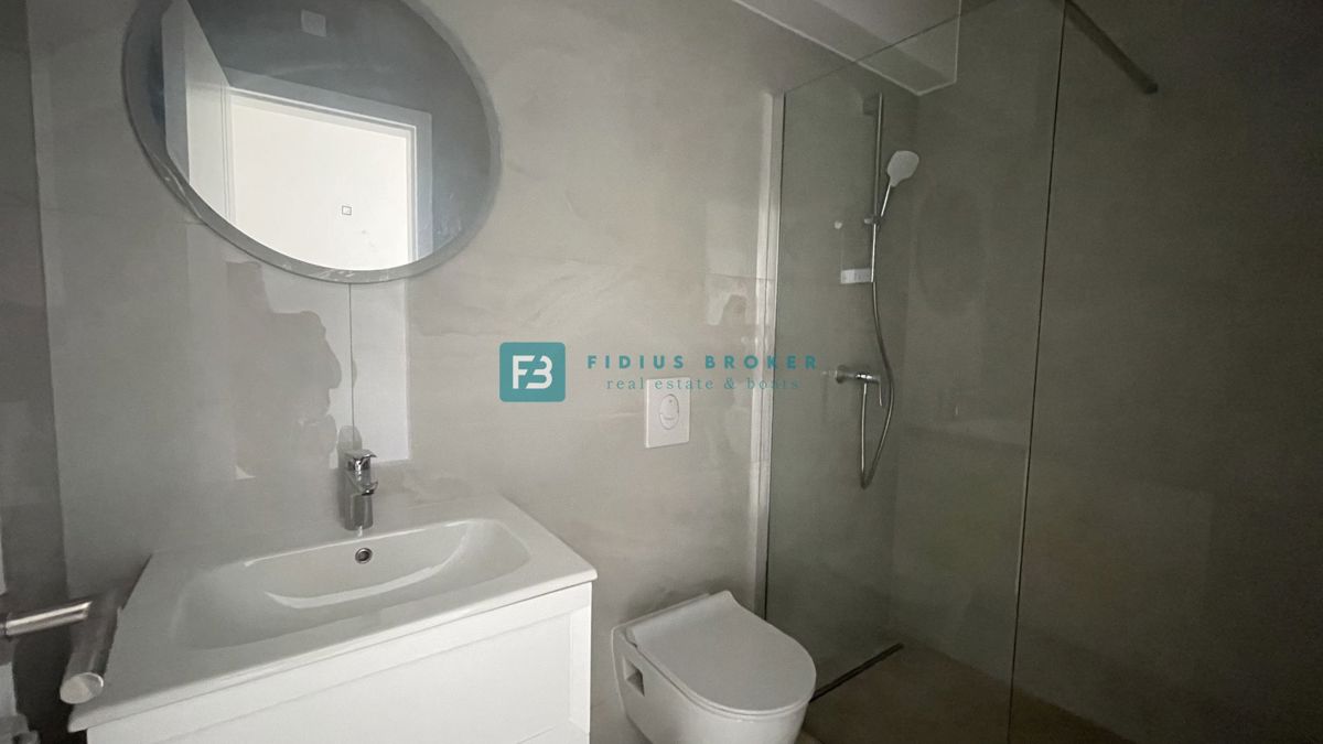 VODICE, novogradnja, pritličje, vrt, 650 m do plaže