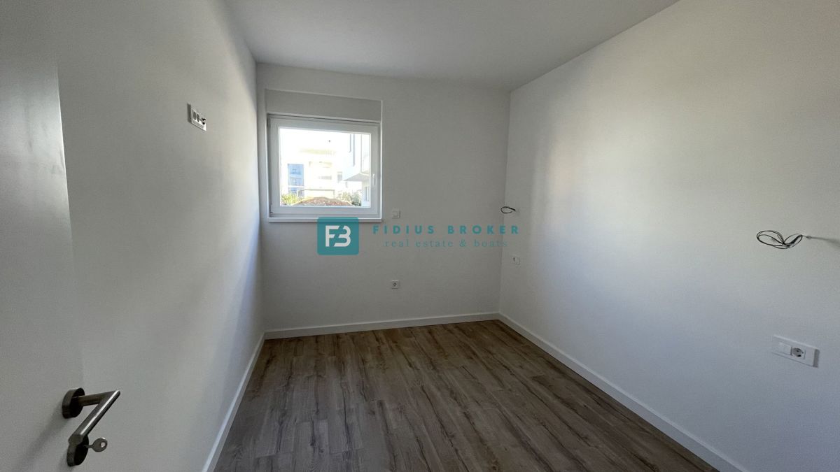 VODICE, novogradnja, pritličje, vrt, 650 m do plaže