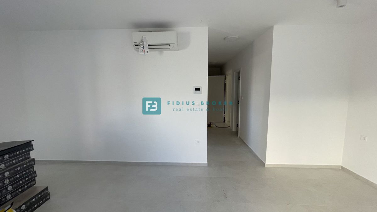 VODICE, novogradnja, pritličje, vrt, 650 m do plaže