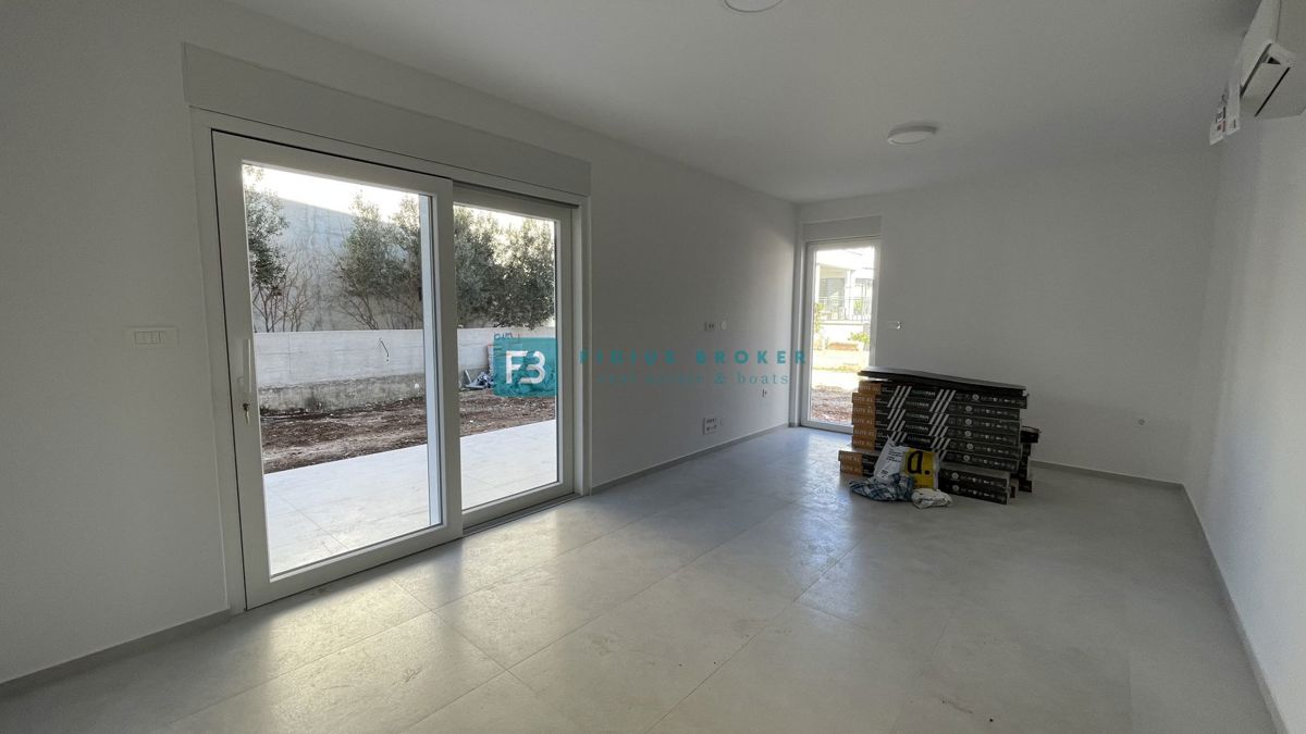 VODICE, novogradnja, pritličje, vrt, 650 m do plaže