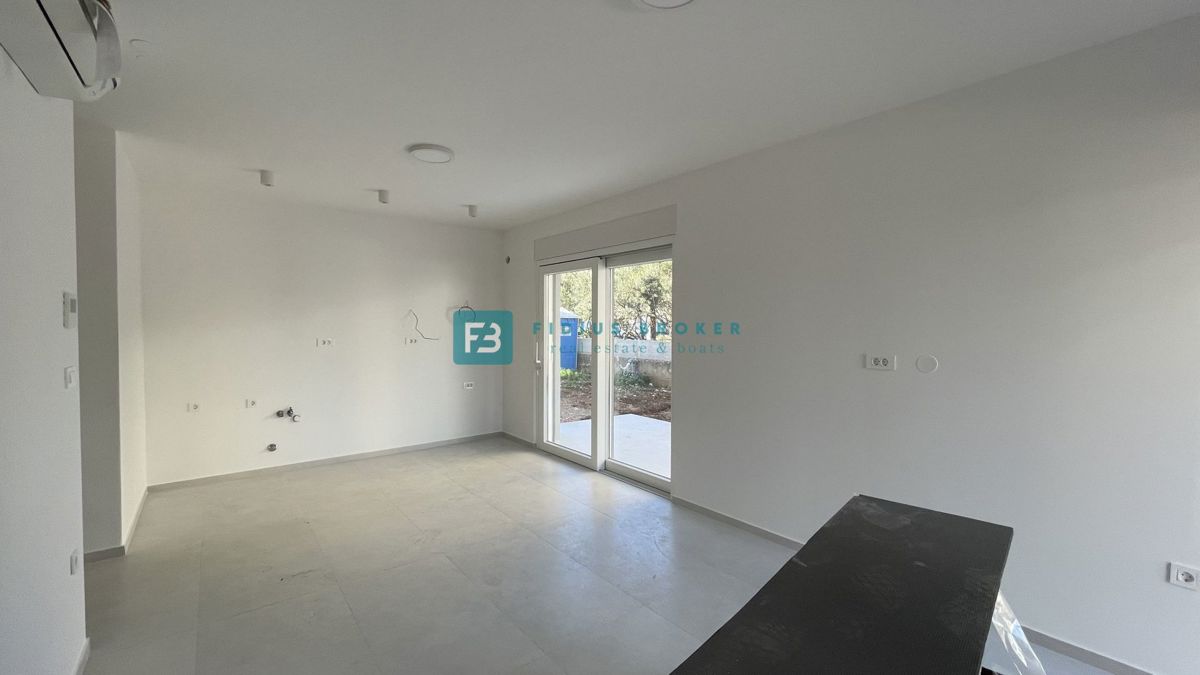 VODICE, novogradnja, pritličje, vrt, 650 m do plaže