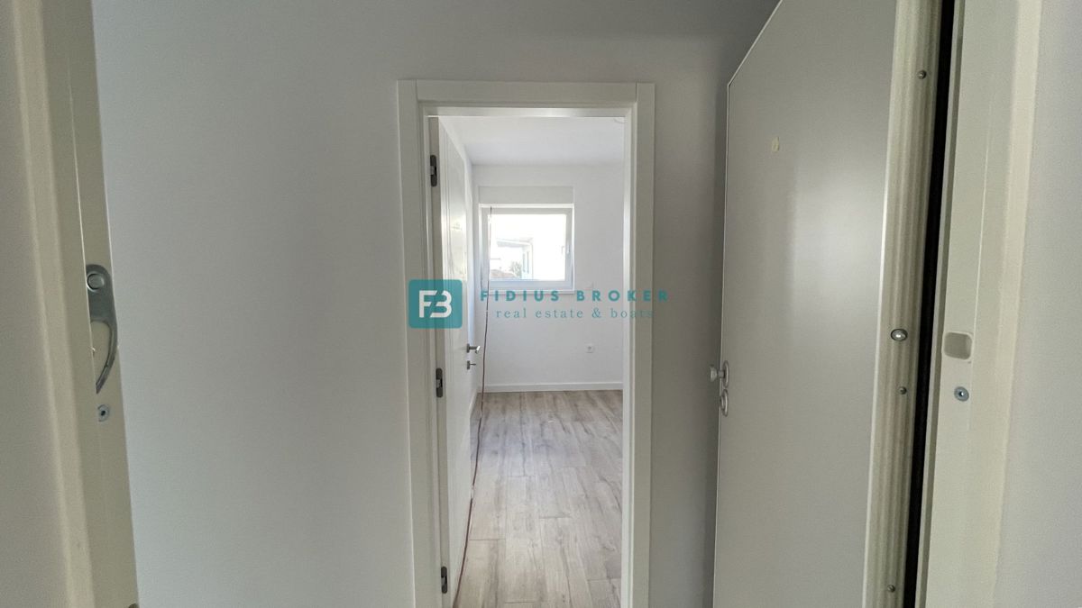 VODICE, novogradnja, pritličje, vrt, 650 m do plaže