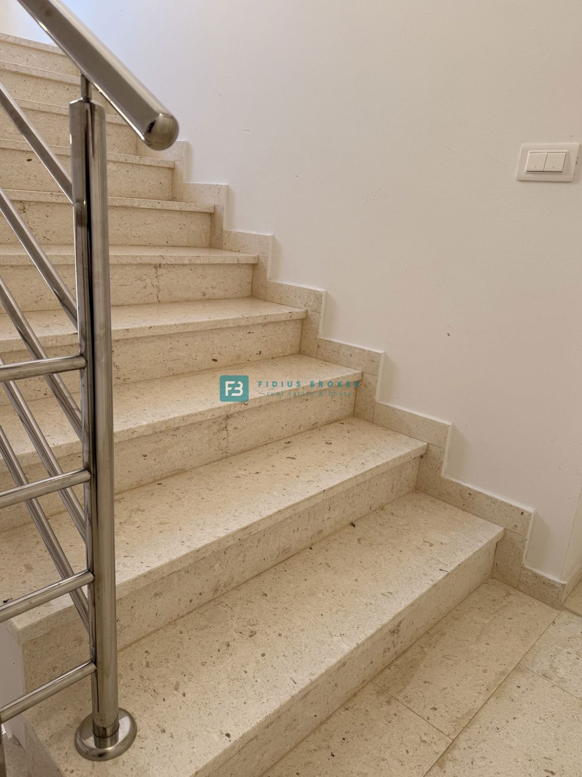 VODICE, novo, moderno opremljeno stanovanje, 600 m do plaže, shramba