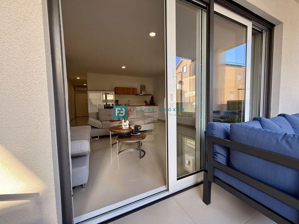 VODICE, novo, moderno opremljeno stanovanje, 600 m do plaže, shramba