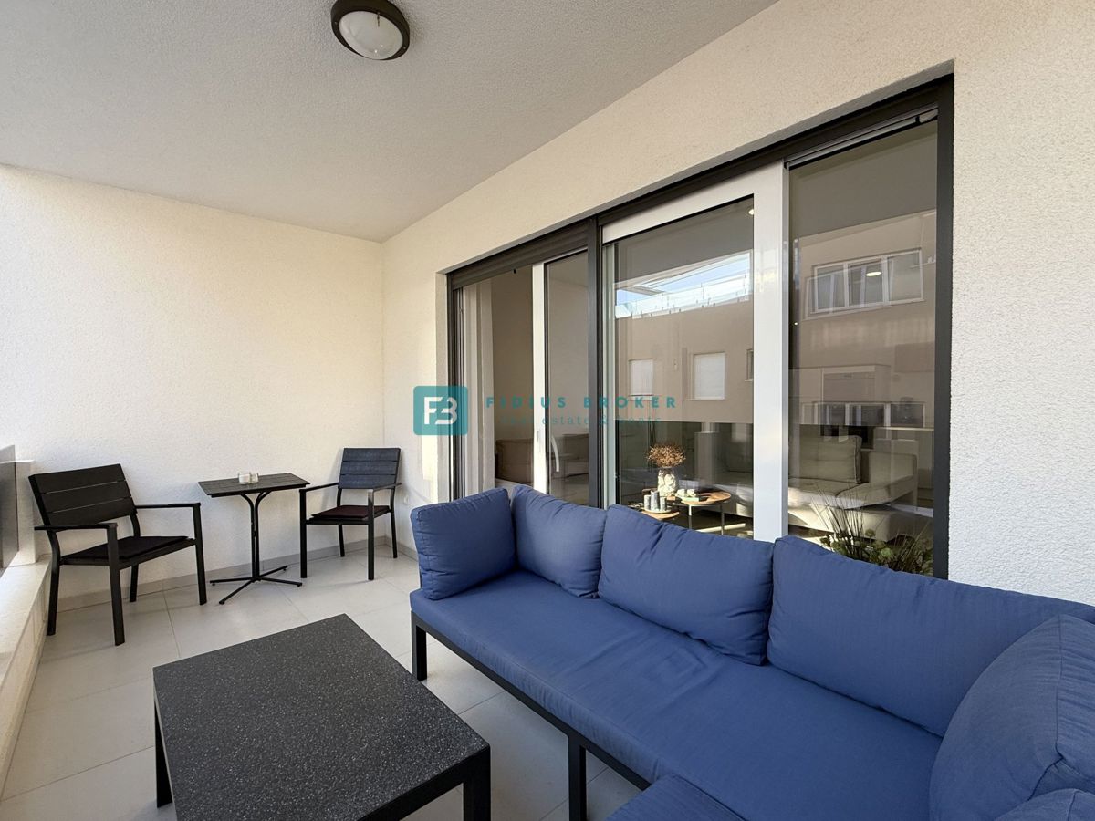 VODICE, novo, moderno opremljeno stanovanje, 600 m do plaže, shramba