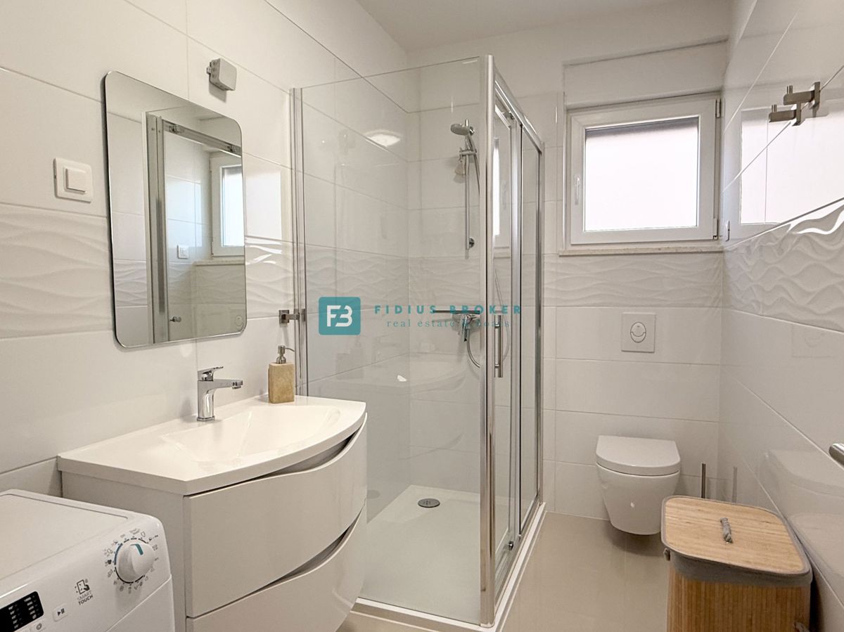 VODICE, novo, moderno opremljeno stanovanje, 600 m do plaže, shramba