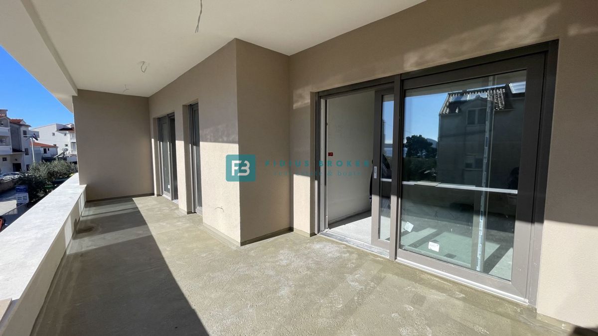 VODICE, novo, vrhunska lokacija, 50 m do plaže, pogled na morje, dvigalo