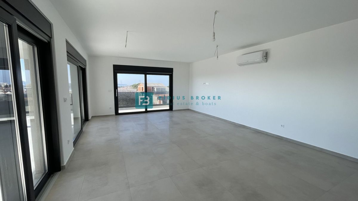 TRIBUNJ, novogradnja, 2. nad., 350 m od morja, 3 spalnice, terasa