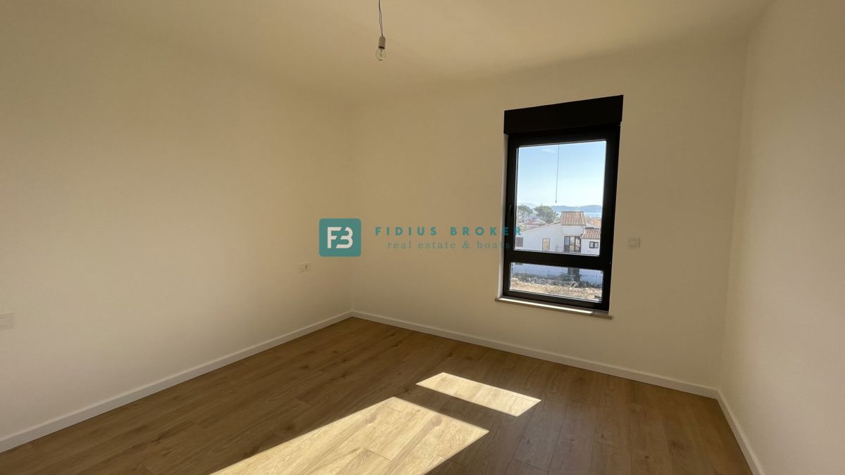 TRIBUNJ, novogradnja, 2. nad., 350 m od morja, 3 spalnice, terasa