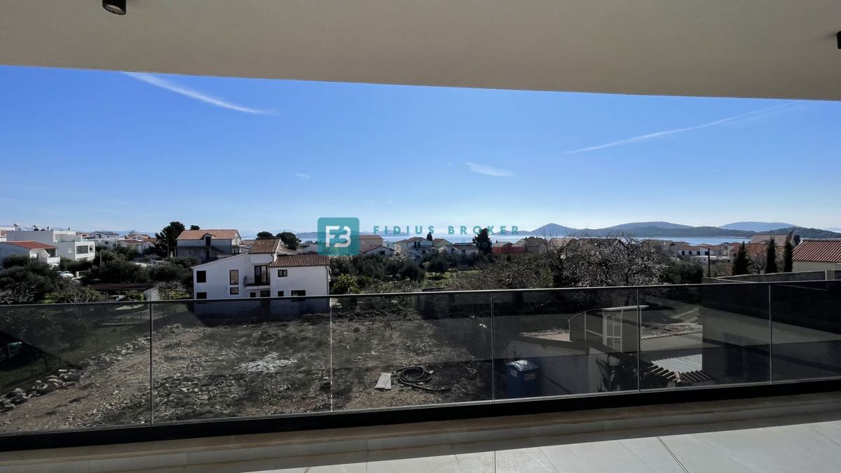 TRIBUNJ, novogradnja, 2. nad., 350 m od morja, 3 spalnice, terasa