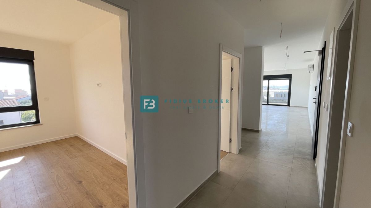 TRIBUNJ, novogradnja, 2. nad., 350 m od morja, 3 spalnice, terasa