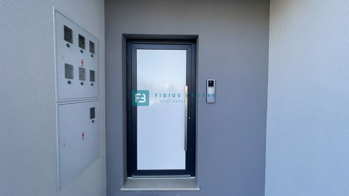 TRIBUNJ, novogradnja, 2. nad., 350 m od morja, 3 spalnice, terasa