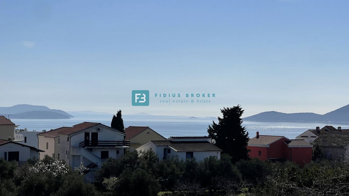 TRIBUNJ, novogradnja, 2. nad., 350 m od morja, 3 spalnice, terasa