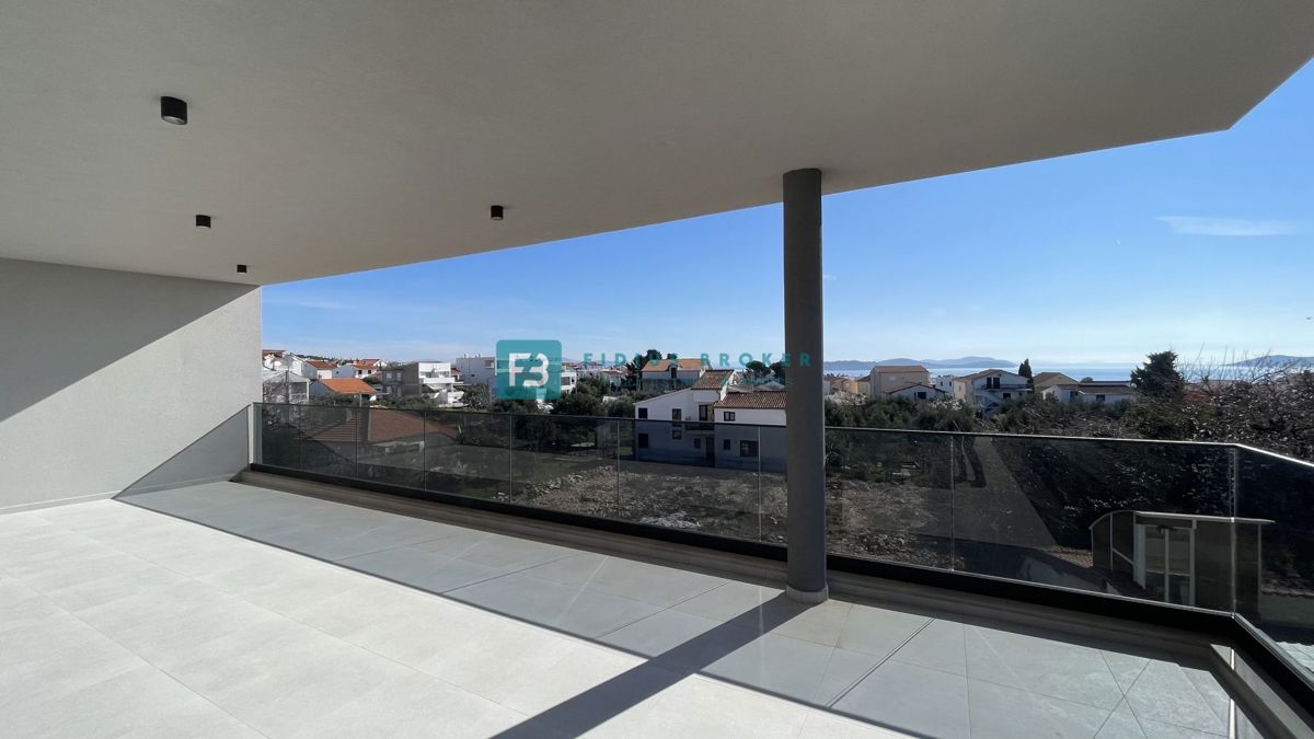 TRIBUNJ, novogradnja, 2. nad., 350 m od morja, 3 spalnice, terasa