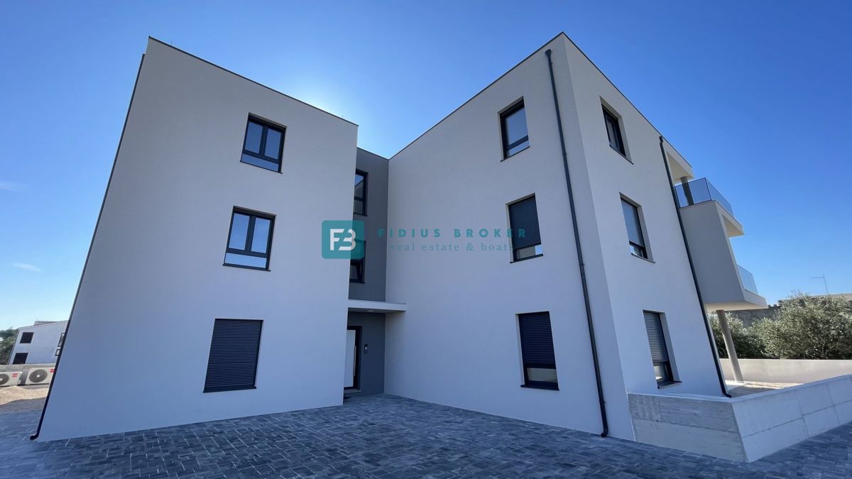 TRIBUNJ, novogradnja, 2. nad., 350 m od morja, 3 spalnice, terasa