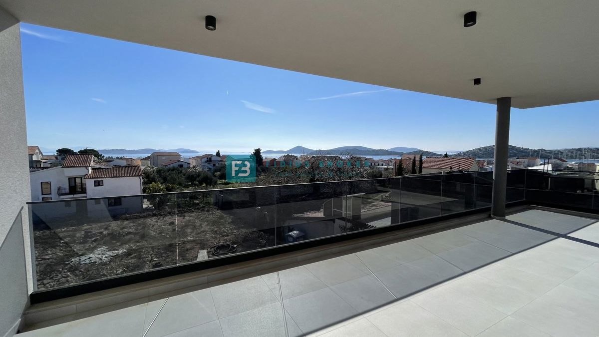 TRIBUNJ, novogradnja, 2. nad., 350 m od morja, 3 spalnice, terasa