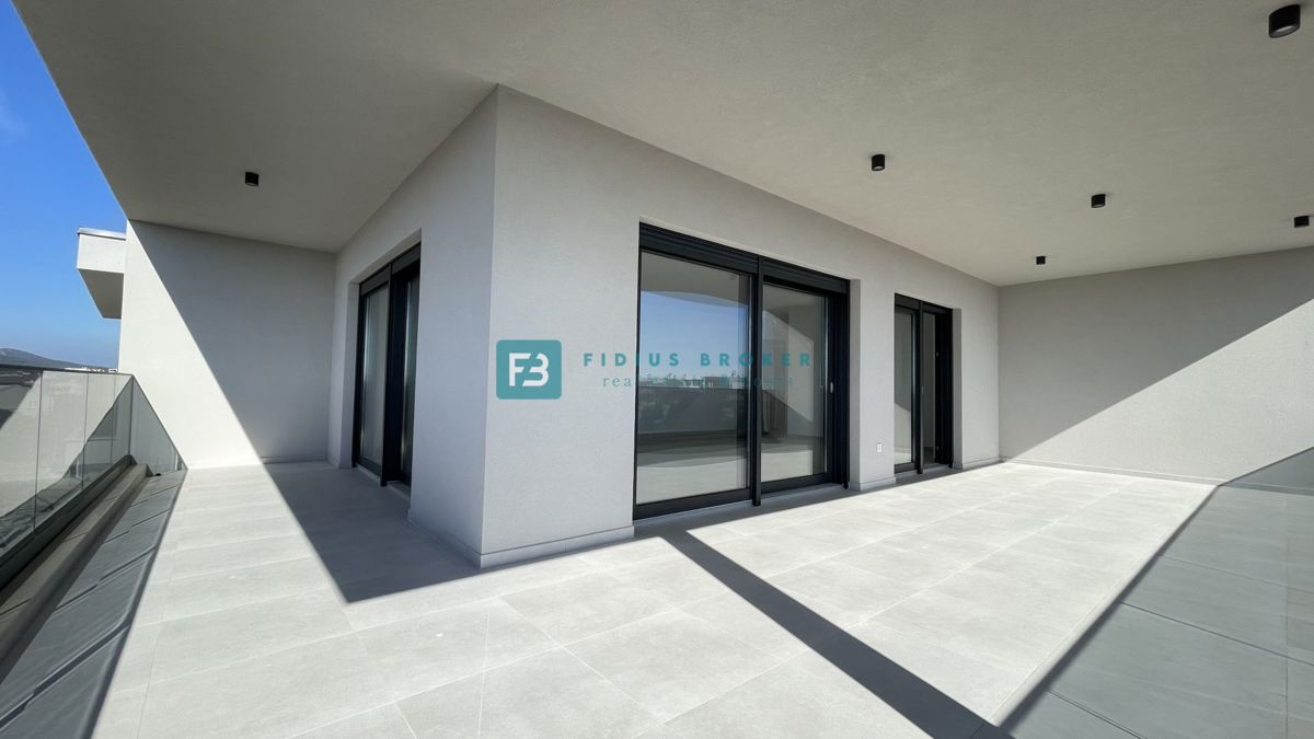 TRIBUNJ, novogradnja, 2. nad., 350 m od morja, 3 spalnice, terasa