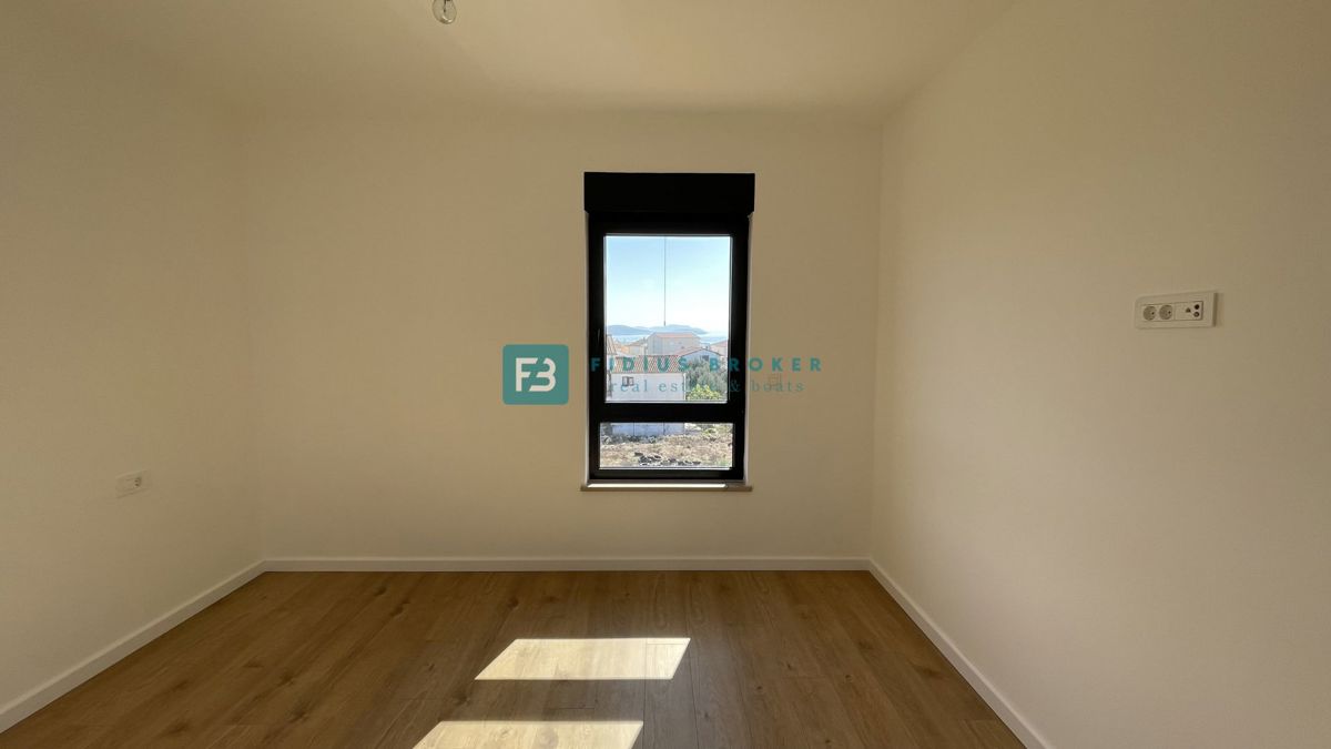 TRIBUNJ, novogradnja, 2. nad., 350 m od morja, 3 spalnice, terasa