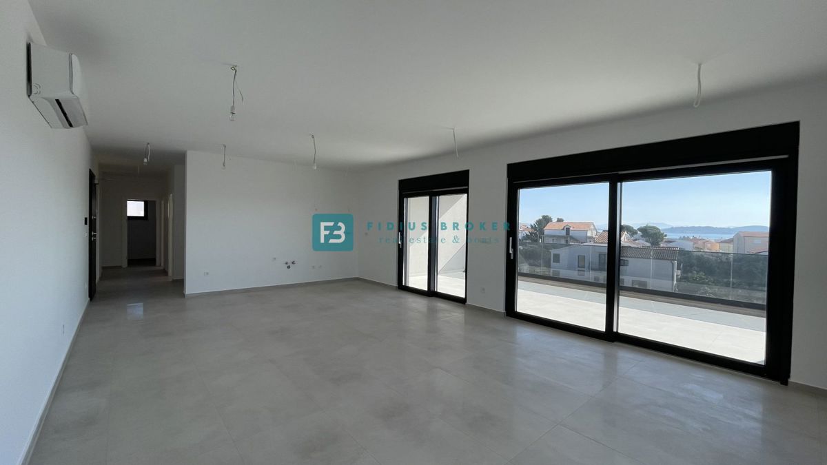 TRIBUNJ, novogradnja, 2. nad., 350 m od morja, 3 spalnice, terasa