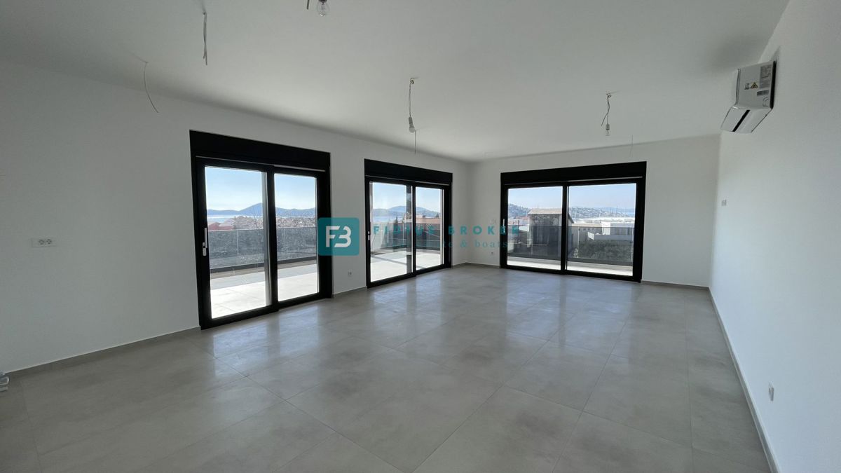 TRIBUNJ, novogradnja, 2. nad., 350 m od morja, 3 spalnice, terasa