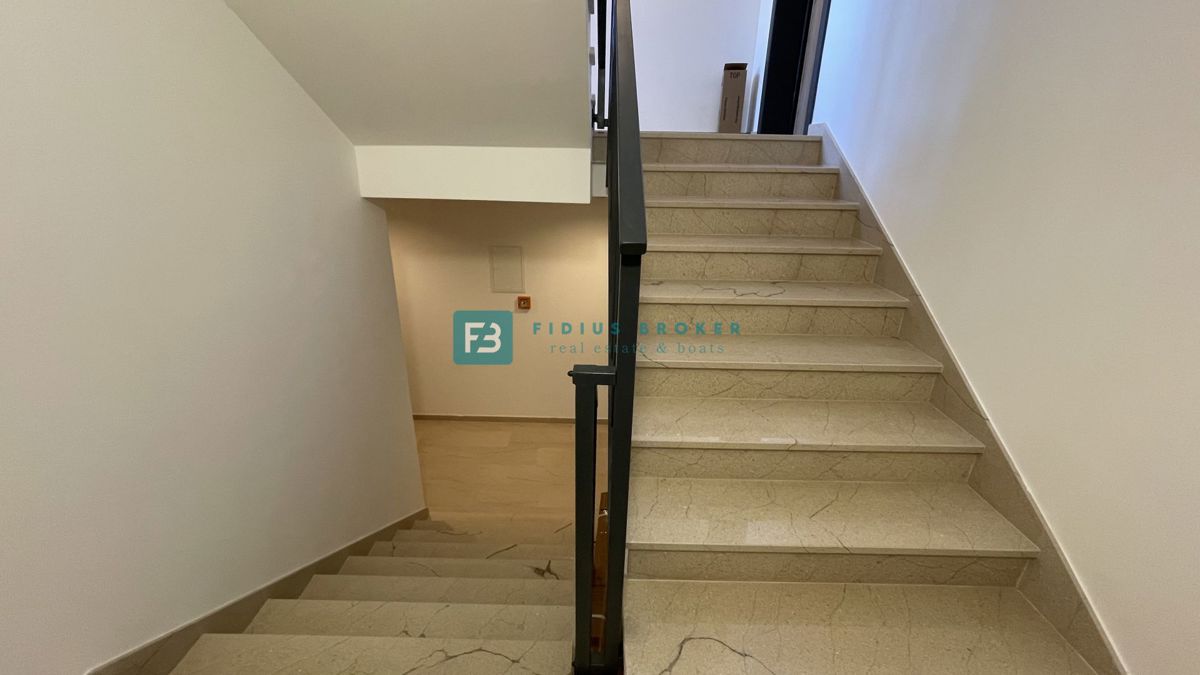 TRIBUNJ, novogradnja, 2. nad., 350 m od morja, 3 spalnice, terasa