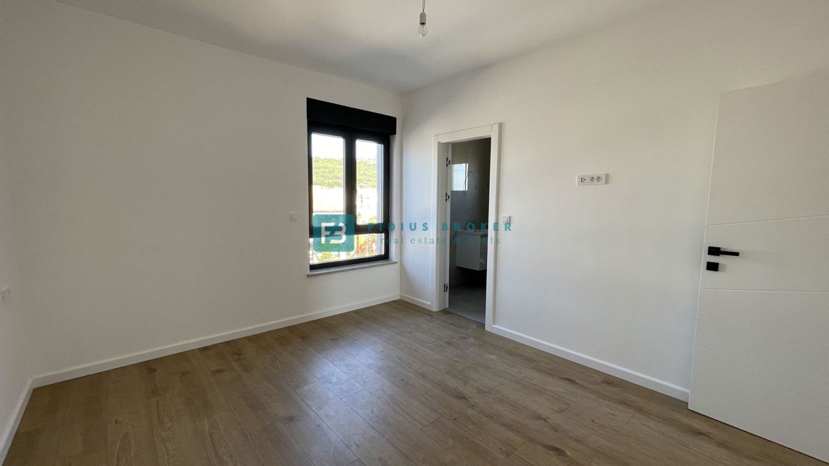 TRIBUNJ, novogradnja, 2. nad., 350 m od morja, 3 spalnice, terasa