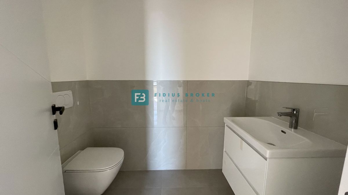 TRIBUNJ, novogradnja, 2. nad., 350 m od morja, 3 spalnice, terasa