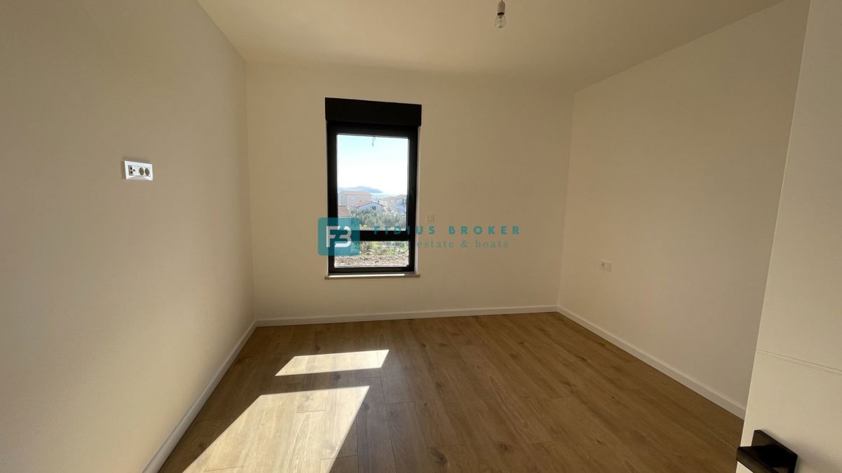 TRIBUNJ, novogradnja, 2. nad., 350 m od morja, 3 spalnice, terasa