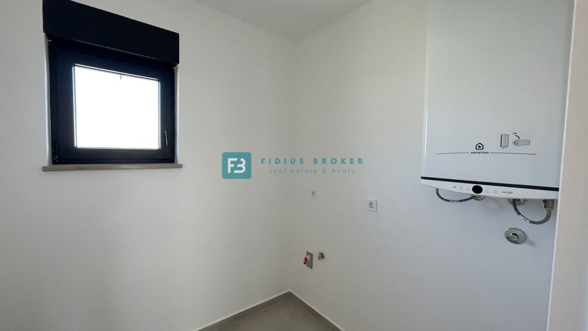 TRIBUNJ, novogradnja, 2. nad., 350 m od morja, 3 spalnice, terasa