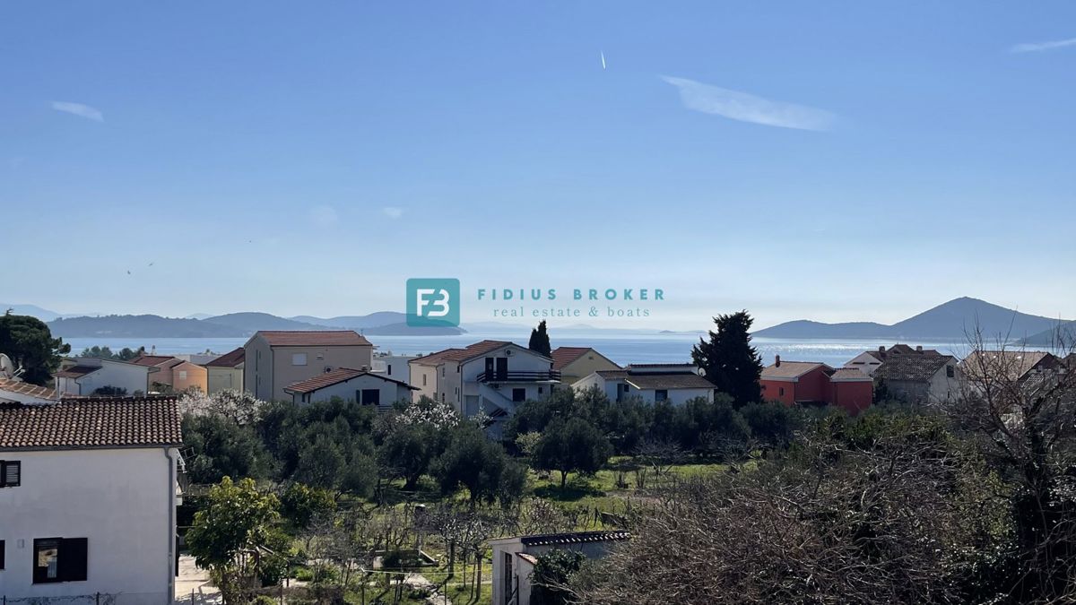 TRIBUNJ, novogradnja, 2. nad., 350 m od morja, 3 spalnice, terasa