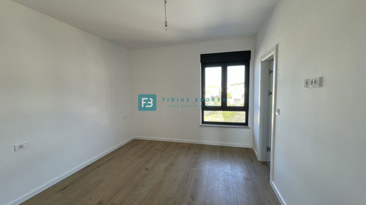 TRIBUNJ, novogradnja, 2. nad., 350 m od morja, 3 spalnice, terasa