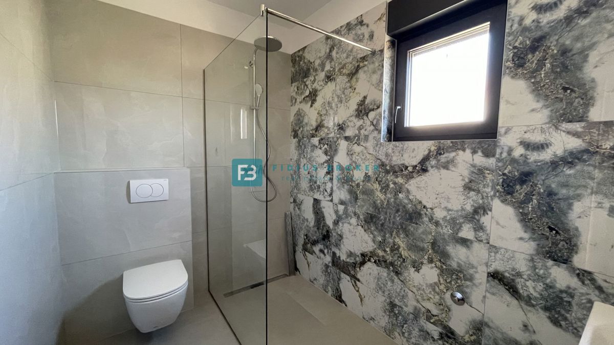 TRIBUNJ, novogradnja, 2. nad., 350 m od morja, 3 spalnice, terasa