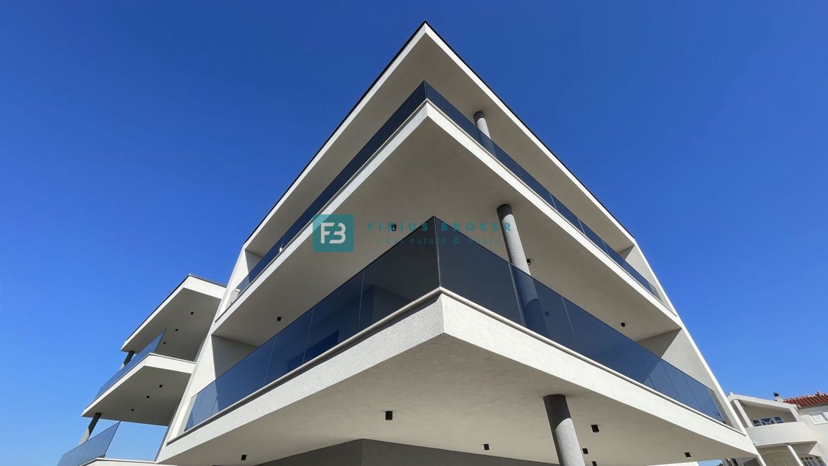 TRIBUNJ, novogradnja, 2. nad., 350 m od morja, 3 spalnice, terasa