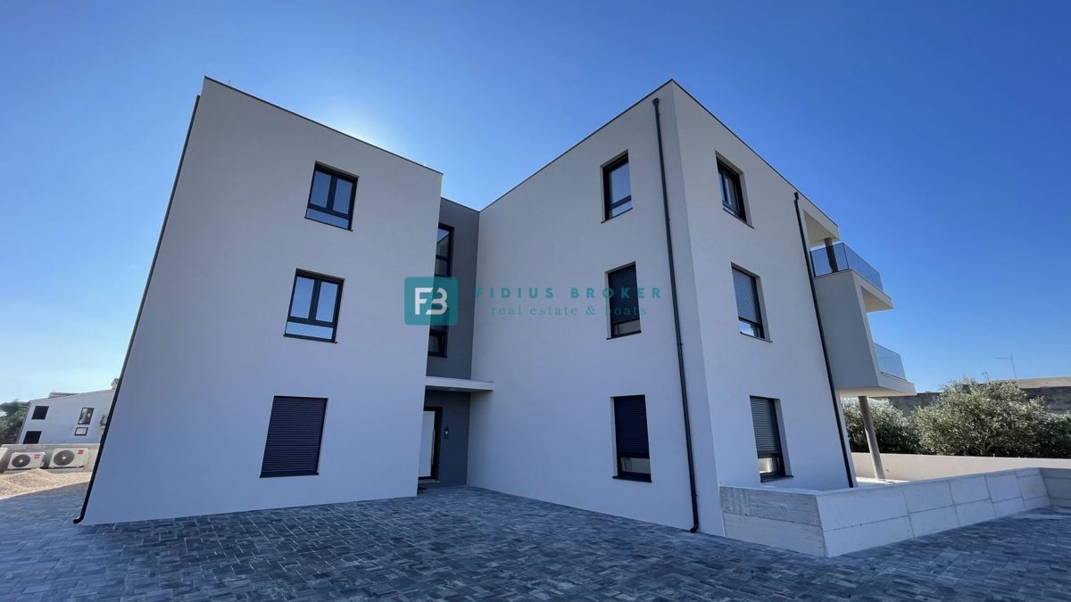 TRIBUNJ, novogradnja, 2. nad., 350 m od morja, 3 spalnice, terasa