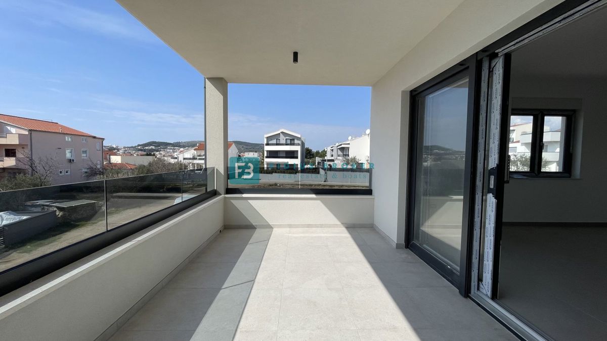 VODICE, novogradnja, moderno stanovanje, terasa, 2 spalnici